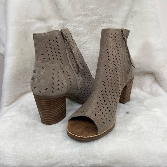 TOMS MAJORCA khaki suede cut out PEEP TOE BOOTIES. Size 9 - Picture 3 of 16